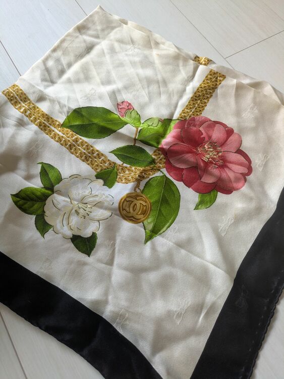 スカーフ（ブランド財布・小物）の商品画像 - 査定依頼日：2025年11月19日 - 最高査定価格：10,000円