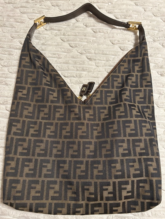 ズッカ ワンショルダーバッグ V字ファスナー（ブランドバッグ）の商品画像 - 査定依頼日：2026年1月26日 - 最高査定価格：60,000円