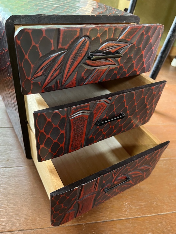 鎌倉彫り小引き出し（家具・寝具）の商品画像 - 査定依頼日：2026年2月26日 - 最高査定価格：5,000円