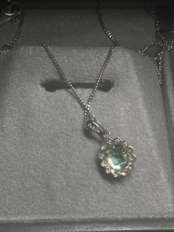 エメラルド、ダイヤモンドネックレス（宝石）の商品画像 - 査定依頼日：2023年7月18日 - 最高査定価格：30,000円