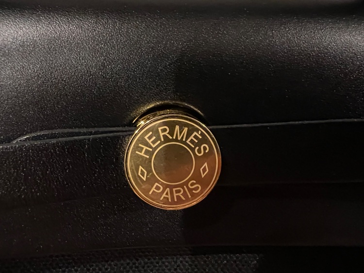 バッグ 《エールバッグ・ジップ》 31 ルトゥルネ （ブランドバッグ）の商品画像 - 査定依頼日：2025年8月10日 - 最高査定価格：370,000円