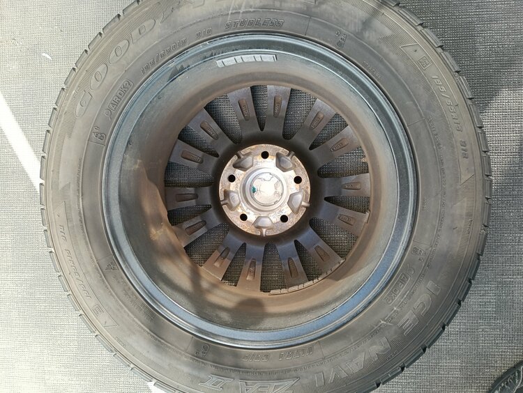 スタッドレスタイヤ付アルミホイール（カー用品）の商品画像 - 査定依頼日：2026年1月3日 - 最高査定価格：500円