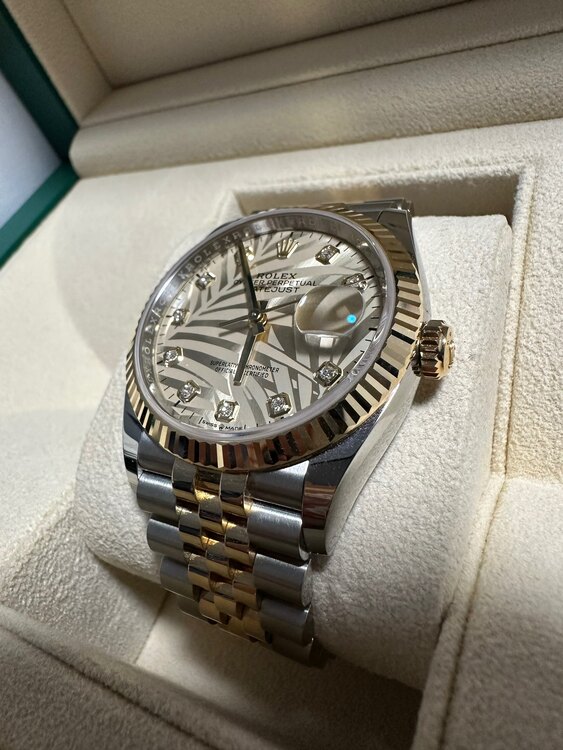 ロレックス デイトジャスト 126233g（高級時計）の商品画像 - 査定依頼日：2025年1月27日 - 最高査定価格：2,050,000円