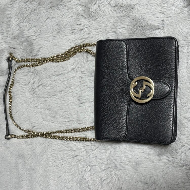 インターロッキング レザー ショルダーバッグ （ブランドバッグ）の商品画像 - 査定依頼日：2025年1月6日 - 最高査定価格：80,000円