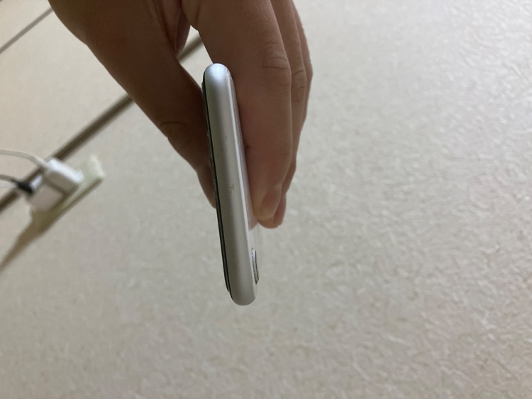 iPhone SE (第 2 世代) 128GB SIMフリー（スマホ）の商品画像 - 査定依頼日：2026年3月28日 - 最高査定価格：6,600円