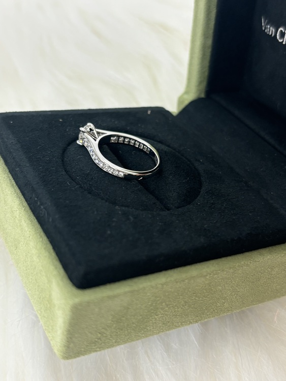 Van Cleef & Arpels ロマンス　指輪　ダイヤモンド0.5カラット（宝石）の商品画像 - 査定依頼日：2024年6月7日 - 最高査定価格：300,000円