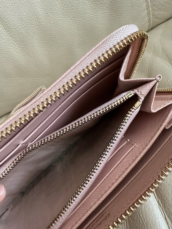 ヴァラ長財布（ブランド財布・小物）の商品画像 - 査定依頼日：2025年4月12日 - 最高査定価格：1,000円