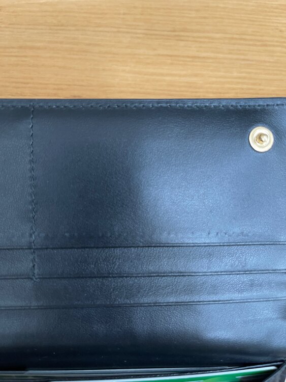 トライアングルモチーフラージレザーウォレット（ブランド財布・小物）の商品画像 - 査定依頼日：2025年4月27日 - 最高査定価格：25,000円