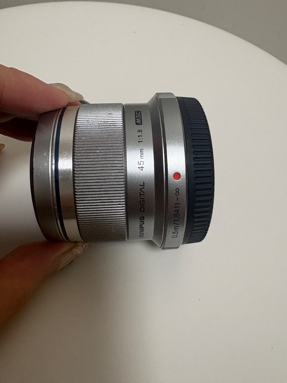 OLYMPUS 45mm F1.8 シルバー（カメラ）の商品画像 - 査定依頼日：2026年8月15日 - 最高査定価格：20,000円