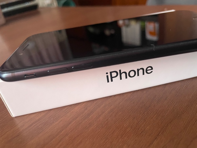 iPhone SE (第 2 世代) 64GB SIMフリー（スマホ）の商品画像 - 査定依頼日：2025年9月17日 - 最高査定価格：14,000円