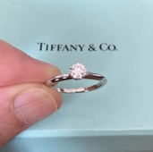 Tiffany & Co. ・商品名：ダイヤモンドリング（ソリティア） 
