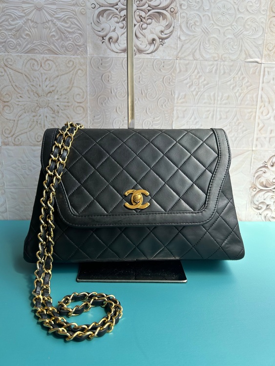 ダイアナフラップ　マトラッセ チェーンショルダー　ミニポーチ付き（ブランドバッグ）の商品画像 - 査定依頼日：2025年9月1日 - 最高査定価格：230,000円