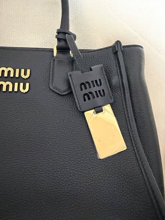 ミュウミュウ  （ブランドバッグ）の商品画像 - 査定依頼日：2026年2月13日 - 最高査定価格：180,000円