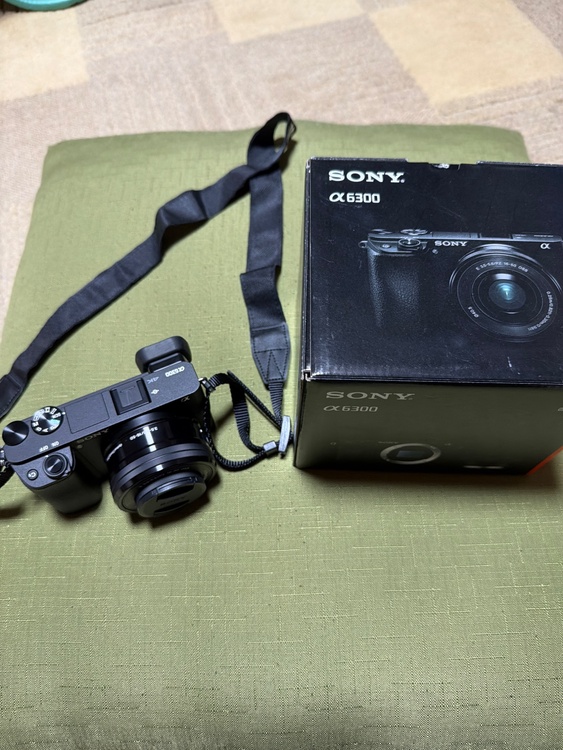 SONY 一眼カメラα6300 一式 ズームレンズ　SEL55210 専用バック シューティンググリップ未使用品（カメラ）の商品画像 - 査定依頼日：2026年8月13日 - 最高査定価格：61,000円