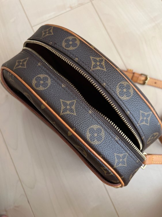 ブロワ ショルダーバッグ（ブランドバッグ）の商品画像 - 査定依頼日：2022年9月6日 - 最高査定価格：60,000円