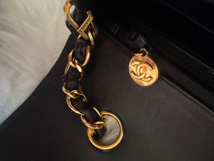 CHANEL ダイアナフラップ　黒　2番台（ブランドバッグ）の商品画像 - 査定依頼日：2026年10月7日 - 最高査定価格：400,000円