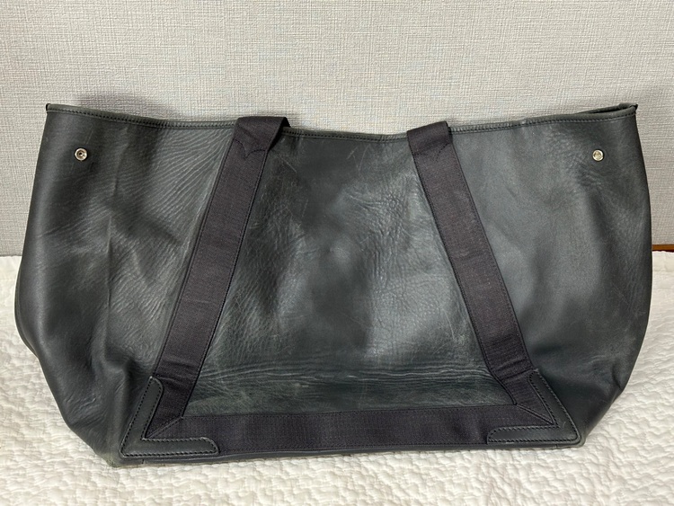 バレンシアガ ネイビーカバス Mサイズ（ブランドバッグ）の商品画像 - 査定依頼日：2025年12月2日 - 最高査定価格：25,000円