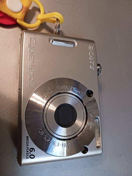 DSC-W30（カメラ）の商品画像 - 査定依頼日：2026年2月9日 - 最高査定価格：3,000円