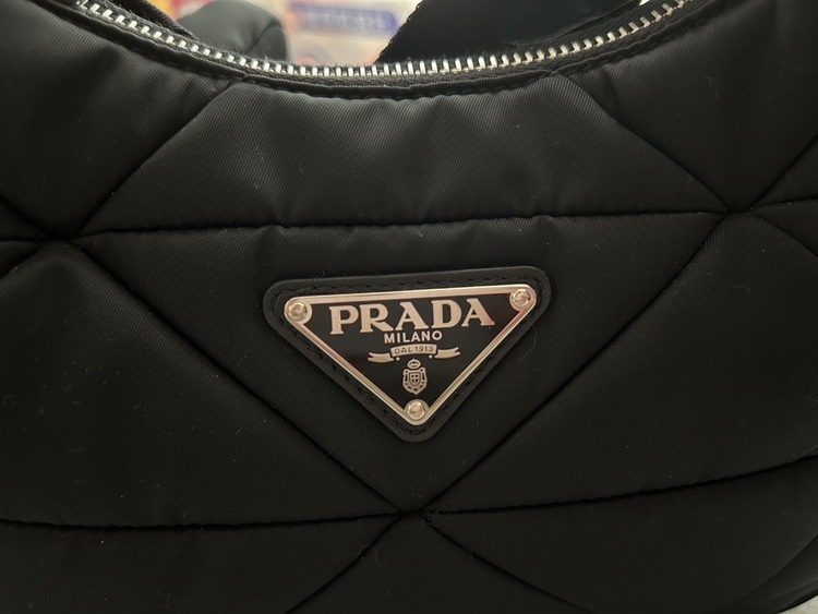 PRADA　Re-Nylon　パデットバッグ（ブランドバッグ）の商品画像 - 査定依頼日：2025年6月20日 - 最高査定価格：180,000円
