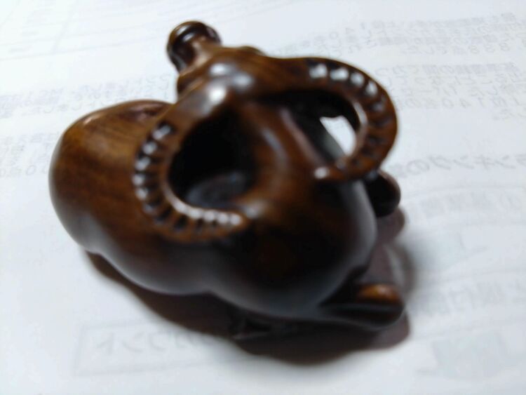 根付牛（木製）作者友忠（美術品・骨董品）の商品画像 - 査定依頼日：2025年9月12日 - 最高査定価格：5,000円