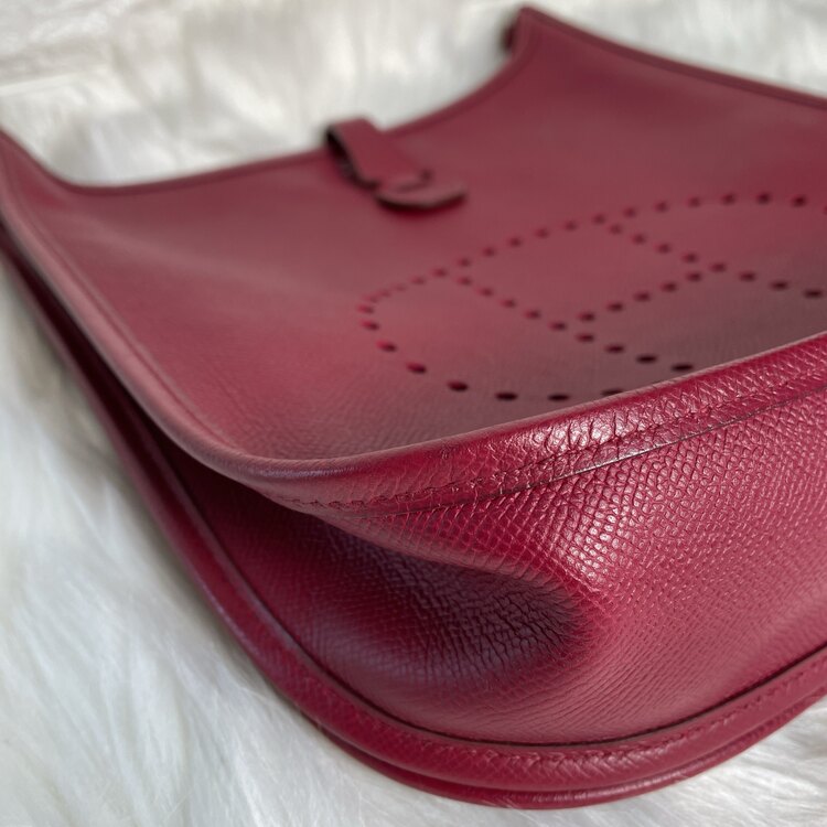 エルメス エブリン3ＰＭ ヴォーエプソン ルビー □O刻印（ブランドバッグ）の商品画像 - 査定依頼日：2025年1月25日 - 最高査定価格：250,000円