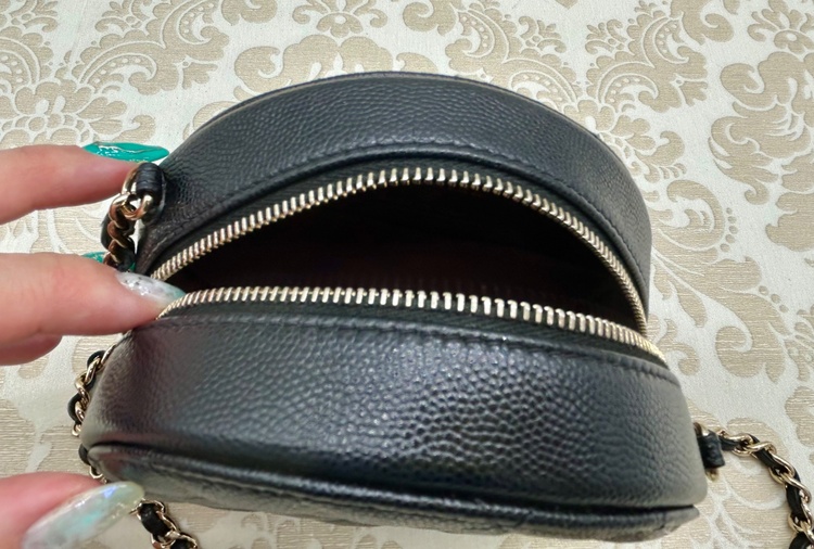 ラウンド型キャビアスキンチェーンショルダー（ブランドバッグ）の商品画像 - 査定依頼日：2026年2月20日 - 最高査定価格：220,000円