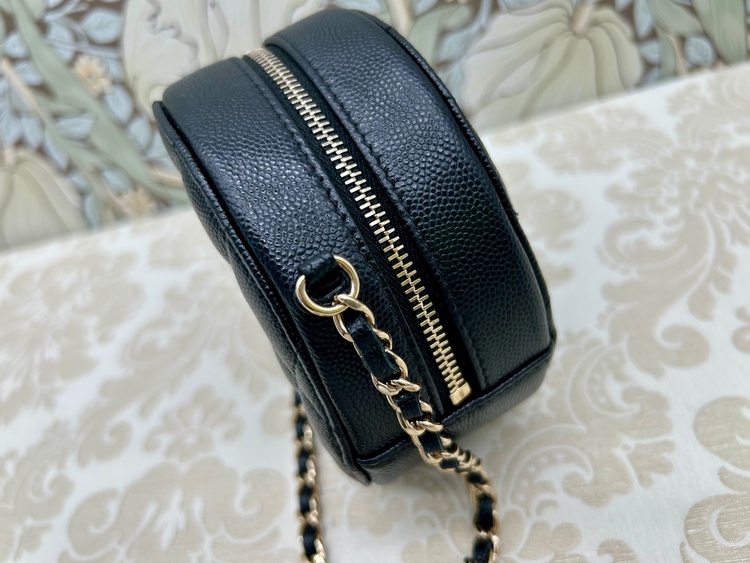 ラウンド型キャビアスキンチェーンショルダー（ブランドバッグ）の商品画像 - 査定依頼日：2026年2月20日 - 最高査定価格：220,000円