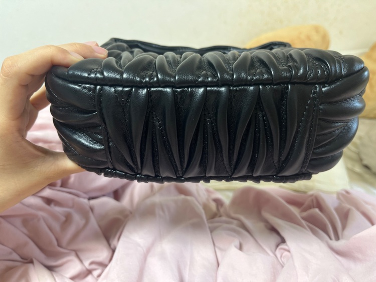 ミュウミュウ  （ブランドバッグ）の商品画像 - 査定依頼日：2025年6月5日 - 最高査定価格：180,000円