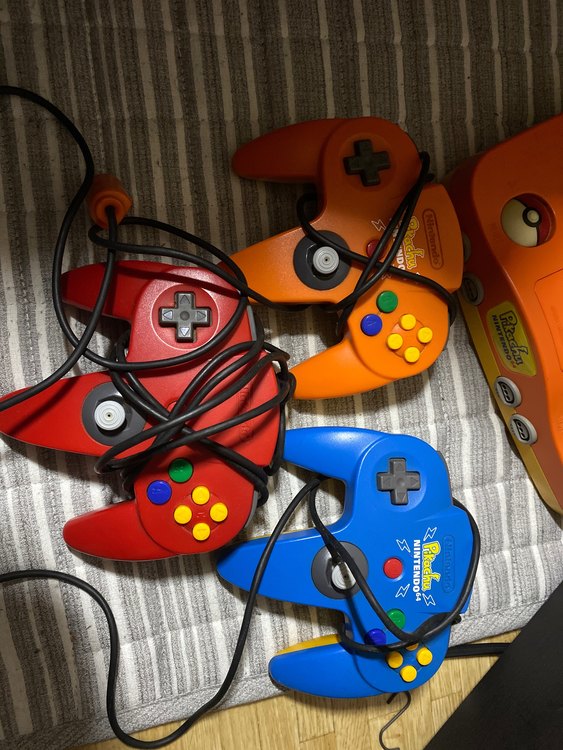 ピカチュウNINTENDO64 オレンジ&イエロー（ゲーム機本体・ゲームソフト）の商品画像 - 査定依頼日：2023年3月7日 - 最高査定価格：6,570円