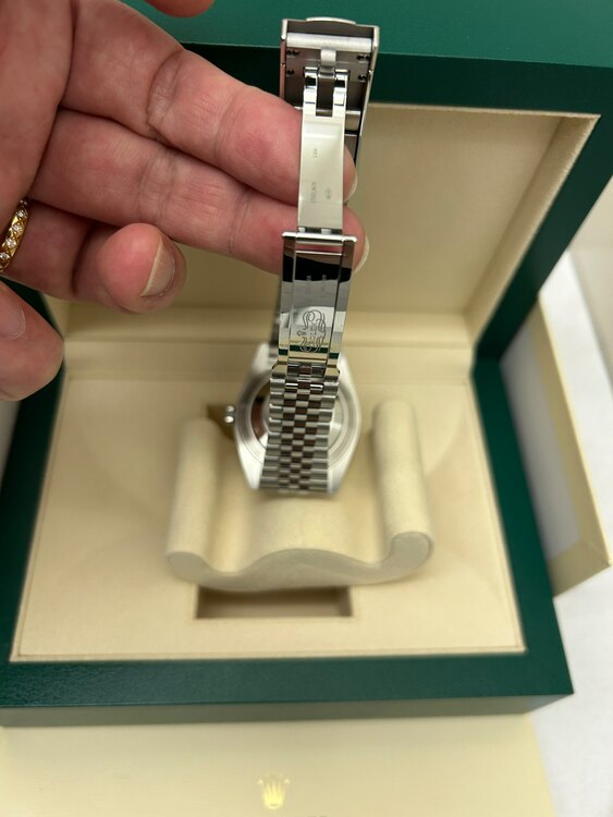 デイトジャスト 126334 [ジュビリーブレス ブラック]ダイヤ（高級時計）の商品画像 - 査定依頼日：2025年1月5日 - 最高査定価格：2,330,000円