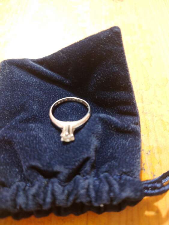 プラチナ ダイヤ リング（宝石）の商品画像 - 査定依頼日：2025年3月17日 - 最高査定価格：100,000円