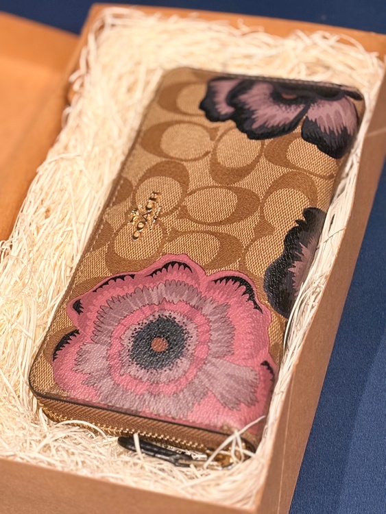 シグネチャー長財布（ブランド財布・小物）の商品画像 - 査定依頼日：2026年5月9日 - 最高査定価格：2,000円