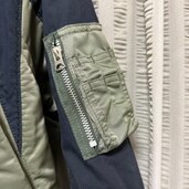 sacai ミリタリーコート NAVY×KHAKI サイズ 1（古着・ファッション）の商品画像 - 査定依頼日：2024年12月22日 - 最高査定価格：20,000円