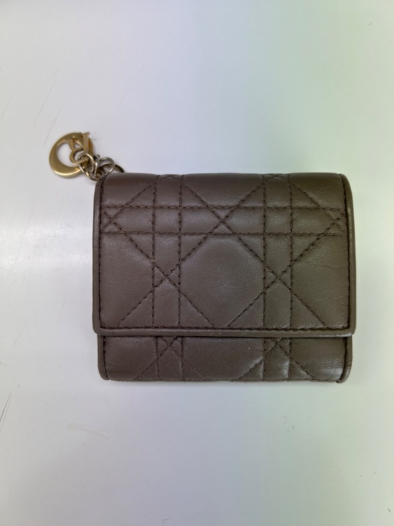 ディオール　カナージュ　三つ折り財布ラムレザーチャームあり（ブランド財布・小物）の商品画像 - 査定依頼日：2025年9月19日 - 最高査定価格：100,000円