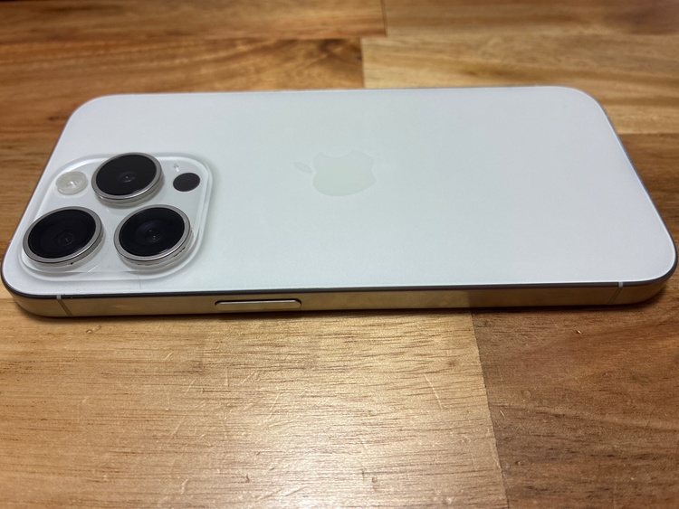 iPhone iPhone 15 Pro 128GB 楽天モバイル（スマホ）の商品画像 - 査定依頼日：2026年6月27日 - 最高査定価格：85,000円