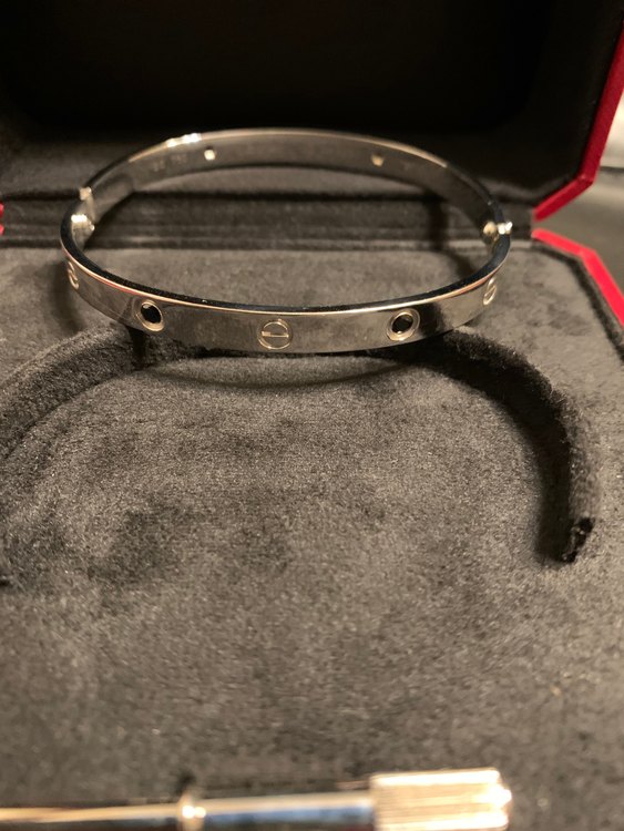 LOVE WHITE GOLD BRACELET 4 SAPPHIRES（金・貴金属）の商品画像 - 査定依頼日：2023年7月18日 - 最高査定価格：350,000円