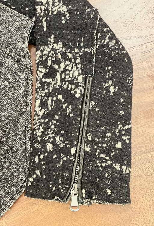 ディーゼルブラックゴールドジャケット（古着・ファッション）の商品画像 - 査定依頼日：2024年12月12日 - 最高査定価格：500円