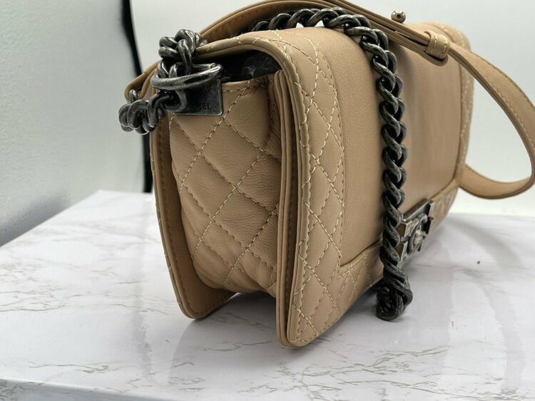 シャネル　ボーイシャネル　ベージュ　チェーンショルダーバッグ（ブランドバッグ）の商品画像 - 査定依頼日：2026年3月6日 - 最高査定価格：200,000円