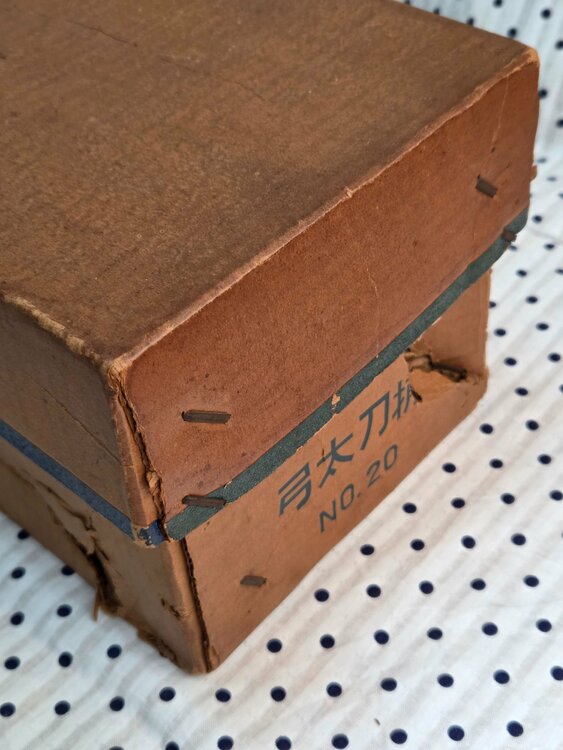 金小札錆朱絲威大鎧 十三号 大鎧（美術品・骨董品）の商品画像 - 査定依頼日：2026年3月9日 - 最高査定価格：3,000円