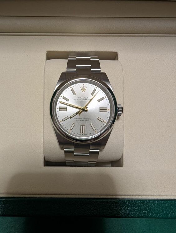 ロレックス パーペチュアル １２４３００．（高級時計）の商品画像 - 査定依頼日：2025年9月8日 - 最高査定価格：1,210,000円