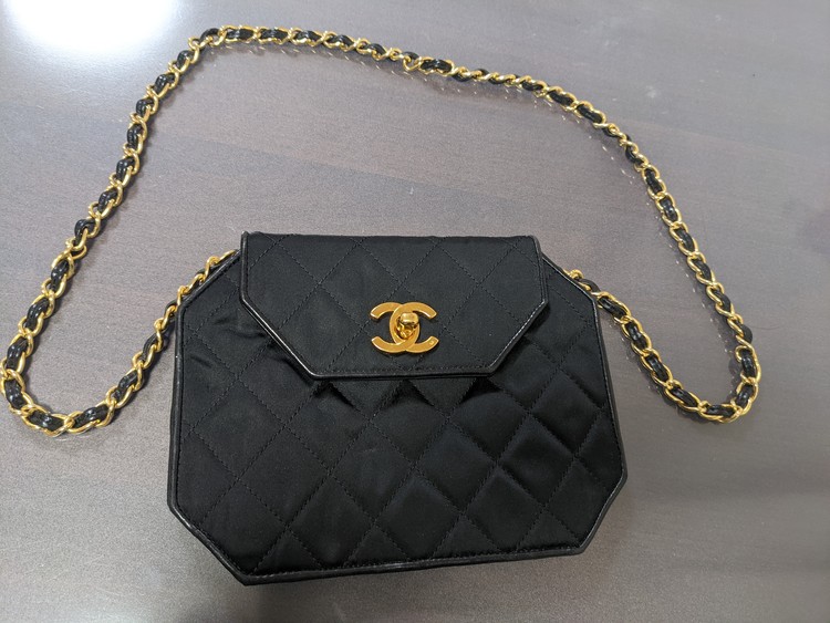 ショルダーバッグ　型番1146010（ブランドバッグ）の商品画像 - 査定依頼日：2021年11月8日 - 最高査定価格：80,000円