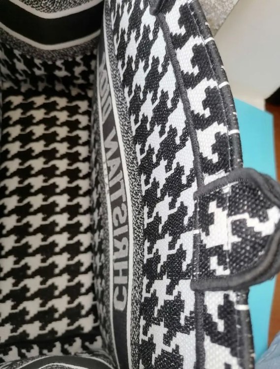 ブックトート 千鳥柄（ブランドバッグ）の商品画像 - 査定依頼日：2023年9月1日 - 最高査定価格：250,000円