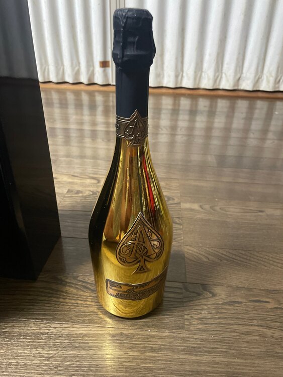 シャンパン アルマン・ド・ブリニャック （お酒）の商品画像 - 査定依頼日：2025年5月14日 - 最高査定価格：28,000円