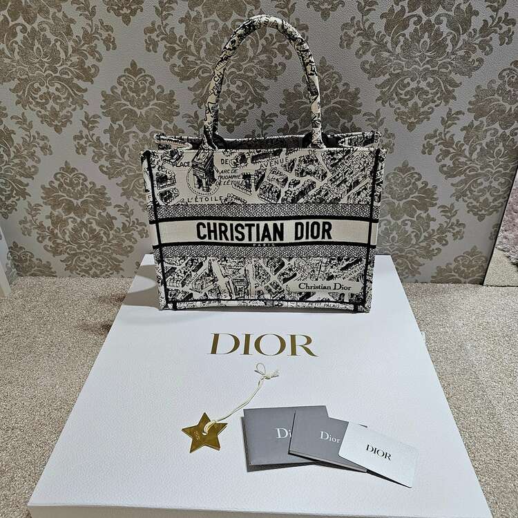 ディオール　ブックトート（ブランドバッグ）の商品画像 - 査定依頼日：2023年12月30日