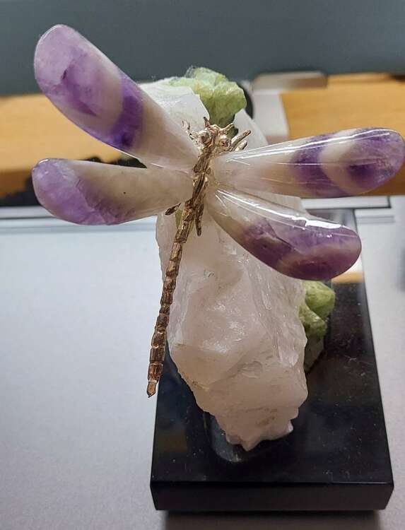 置物(水晶/翡翠らしき原石にトンボの細工)（美術品・骨董品）の商品画像 - 査定依頼日：2025年2月18日 - 最高査定価格：1,000円