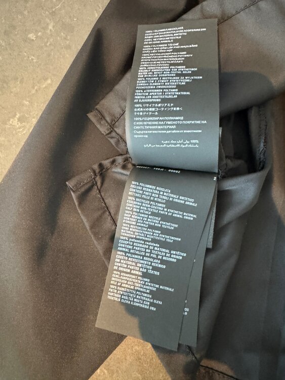 PRADAナイロンジャケット（古着・ファッション）の商品画像 - 査定依頼日：2025年2月6日 - 最高査定価格：35,000円