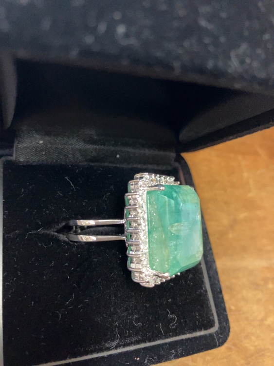 エメラルド　リング（宝石）の商品画像 - 査定依頼日：2026年1月30日 - 最高査定価格：3,000,000円