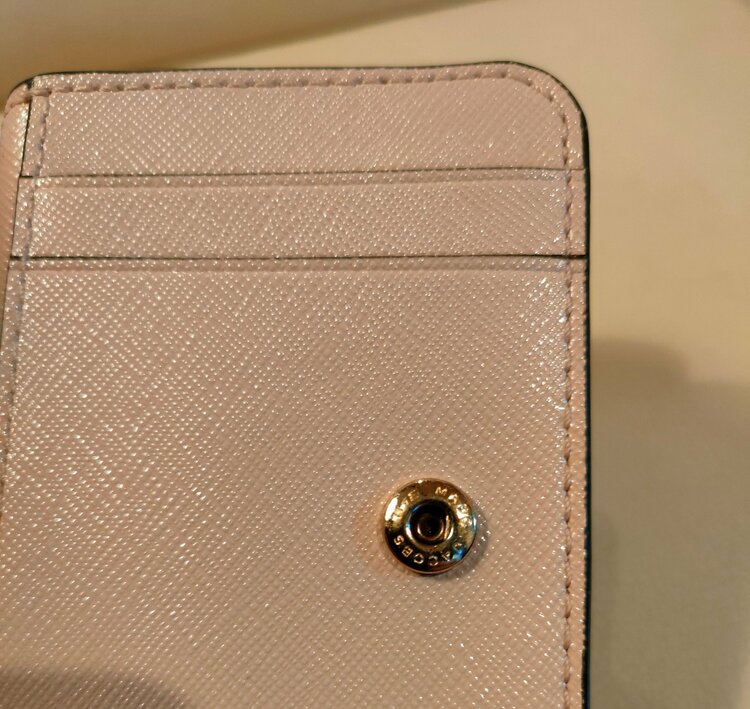 マークジェイコブス　ザ スナップショット ミニ コンパクトウォレット  二つ折り（古着・ファッション）の商品画像 - 査定依頼日：2026年3月22日 - 最高査定価格：1,500円