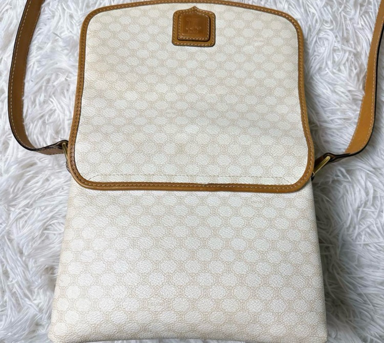 ショルダーバッグ　白マカダム（ブランドバッグ）の商品画像 - 査定依頼日：2025年6月27日 - 最高査定価格：40,000円