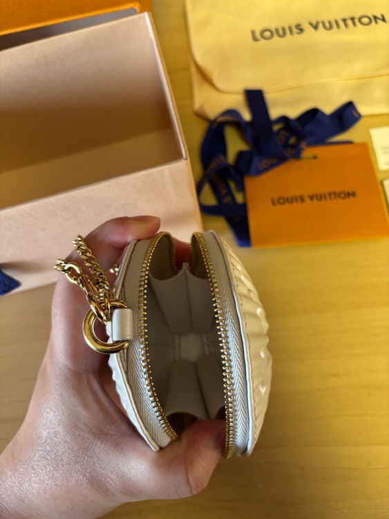 ルイヴィトン　貝殻　チャーム　コインケース　小物入れ　M82409　日本未発売（ブランド財布・小物）の商品画像 - 査定依頼日：2025年10月23日 - 最高査定価格：50,000円